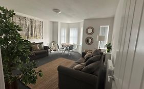 Bright & Stylish 2 Bed Flat, Great Location